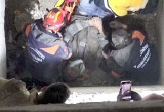 Avcılar’da panik anları: İnşaattaki denetim sırasında asansör boşluğuna düştü!