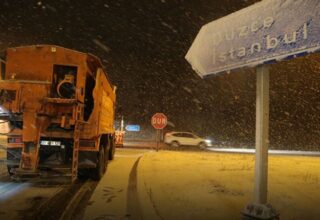 Beklenen kar yağışı başladı! Türkiye beyaza büründü, yollar kapandı