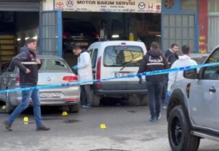Esnafa ateş edip silahını düşürünce canından oldu