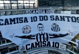 Pele’nin naaşı yarınki cenaze öncesi Santos stadında ziyarete açıldı