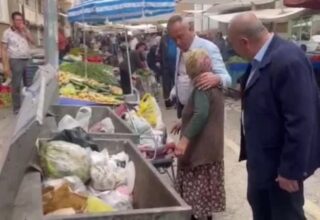 CHP’li Alptekin: 83 yaşındaki bir teyze çöpten yiyecek topluyor!